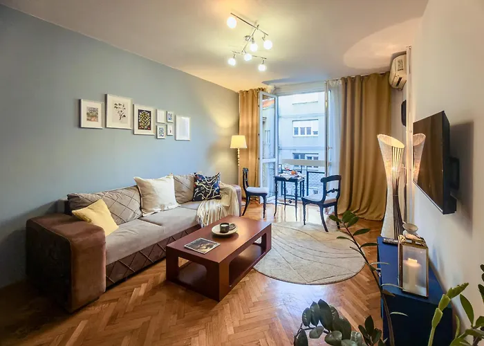 Vintage Charm By Republic Square - French Balcony アパート *