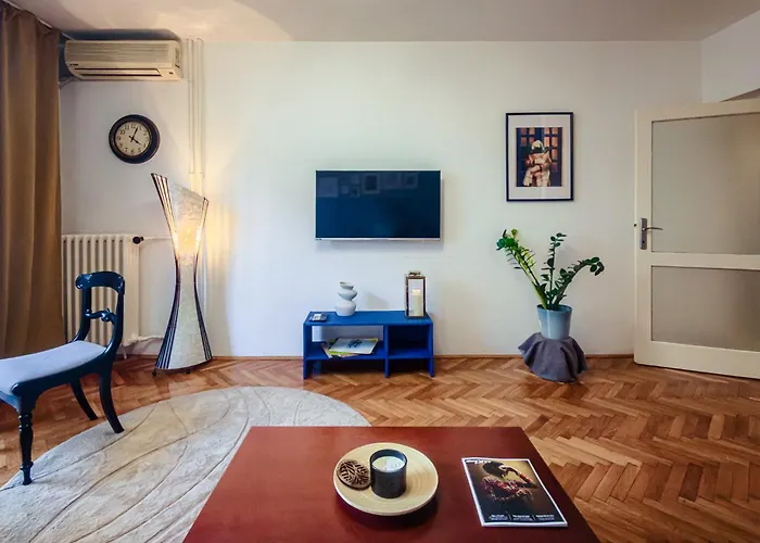 Vintage Charm By Republic Square - French Balcony アパート *