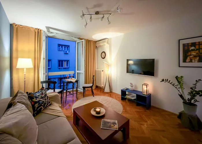 Vintage Charm By Republic Square - French Balcony