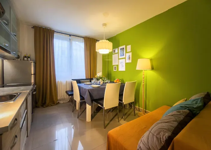 Vintage Charm By Republic Square - French Balcony *