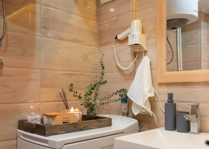 Vintage Charm By Republic Square - French Balcony *